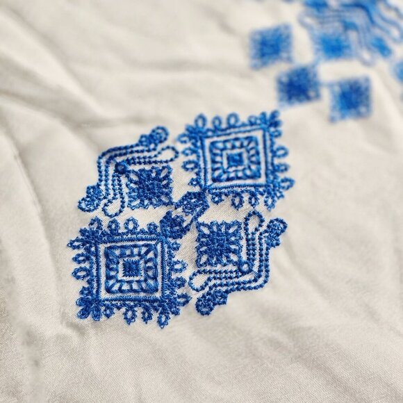 THML ✦ White Blue Embroidered Sleeveless Top ✦ Floral Hi-Low Hem Size XS NWT - Picture 8 of 16